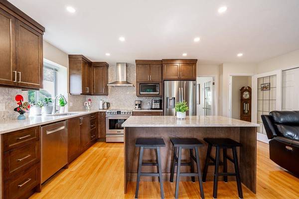 13560 15a AVE, Surrey, BC V4A 8Z9