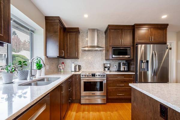 13560 15a AVE, Surrey, BC V4A 8Z9