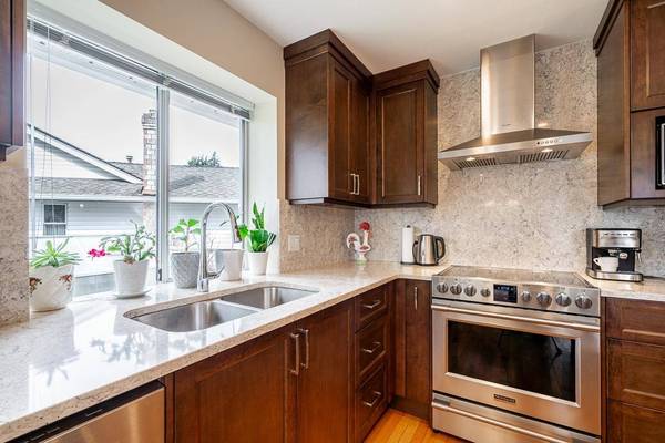 13560 15a AVE, Surrey, BC V4A 8Z9