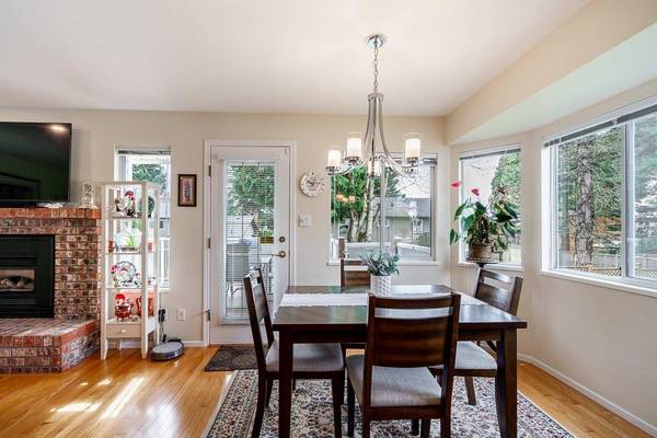 13560 15a AVE, Surrey, BC V4A 8Z9