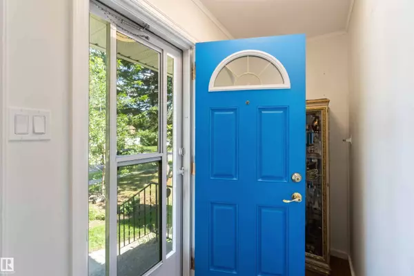 9347 73 AV NW, Edmonton, AB T6E 1A8