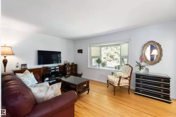 9347 73 AV NW, Edmonton, AB T6E 1A8