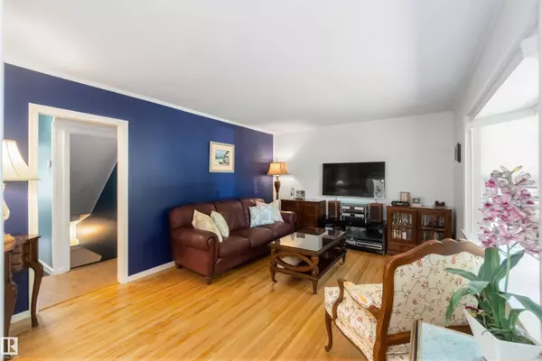 9347 73 AV NW, Edmonton, AB T6E 1A8