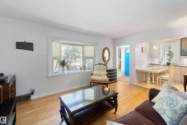 9347 73 AV NW, Edmonton, AB T6E 1A8