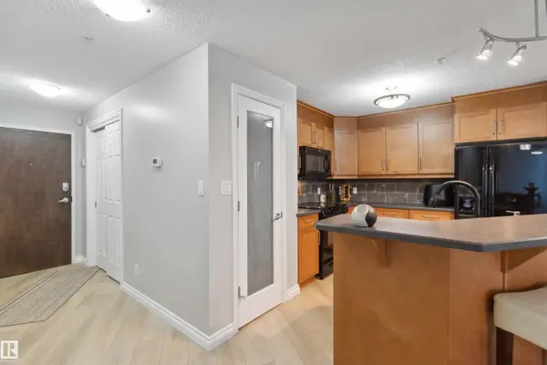 9020 JASPER AV NW, Edmonton, AB T5H 3S8