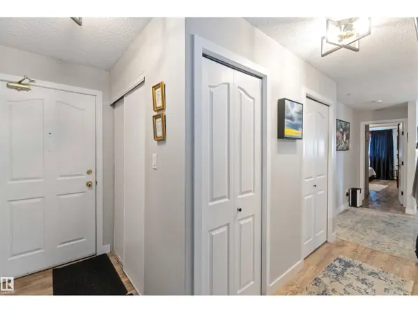 17447 98A AV NW, Edmonton, AB T5T6M4