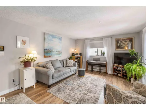 17447 98A AV NW, Edmonton, AB T5T6M4