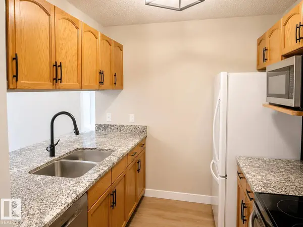 17447 98A AV NW, Edmonton, AB T5T 6M4
