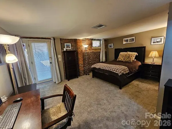 229 N Poplar ST, Charlotte, NC 28202