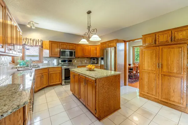 1199 Ashley LN, Saint Paul, MN 55115