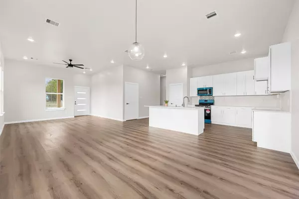 56 Road 5604, Cleveland, TX 77327