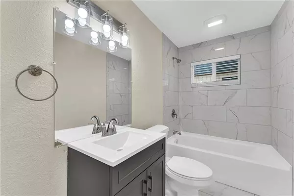 1023 S B St, Rogers, AR 72756