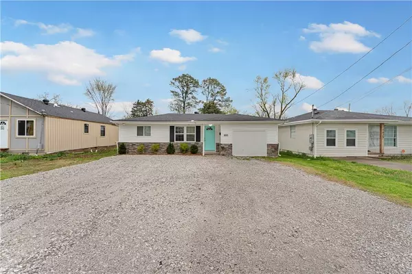 1023 S B St, Rogers, AR 72756