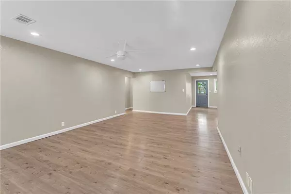 1023 S B St, Rogers, AR 72756