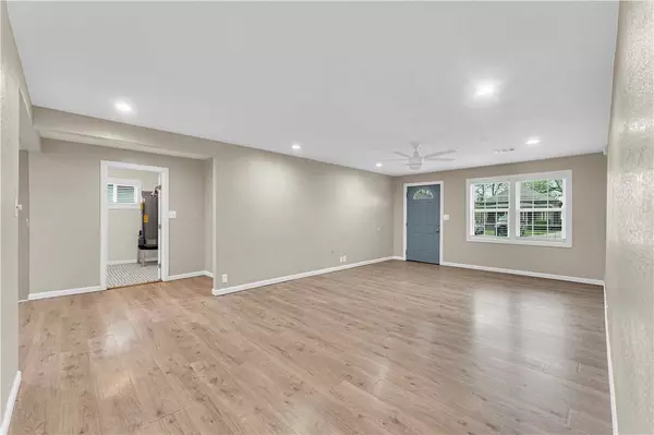 1023 S B St, Rogers, AR 72756