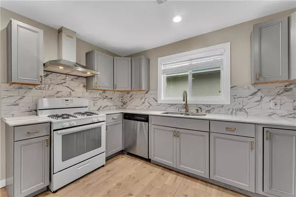 1023 S B St, Rogers, AR 72756