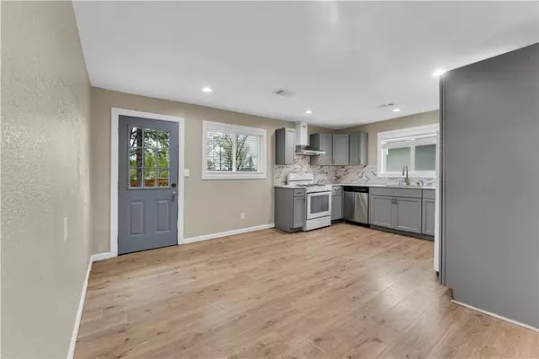 1023 S B St, Rogers, AR 72756