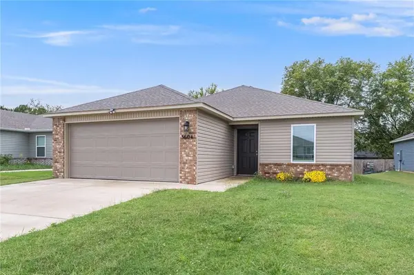 3604 N Hariet Dr, Siloam Springs, AR 72761