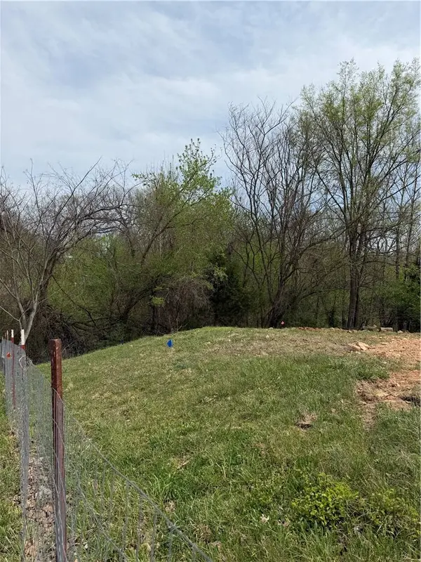 131 Hobbs Rd, Rogers, AR 72756