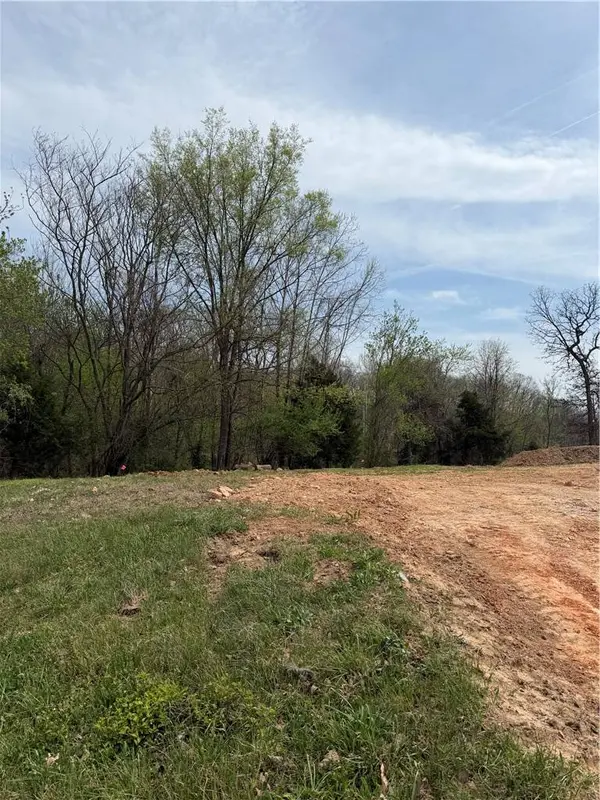 131 Hobbs Rd, Rogers, AR 72756