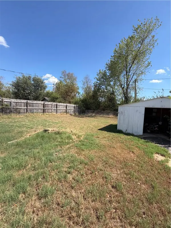 1035 S B St, Rogers, AR 72756