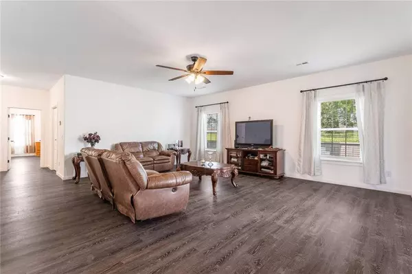 1209 W Olive St, Rogers, AR 72756