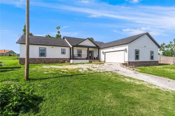 1209 W Olive St, Rogers, AR 72756