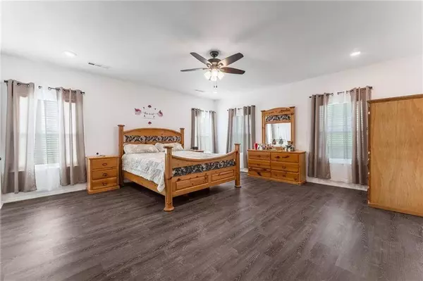 1209 W Olive St, Rogers, AR 72756