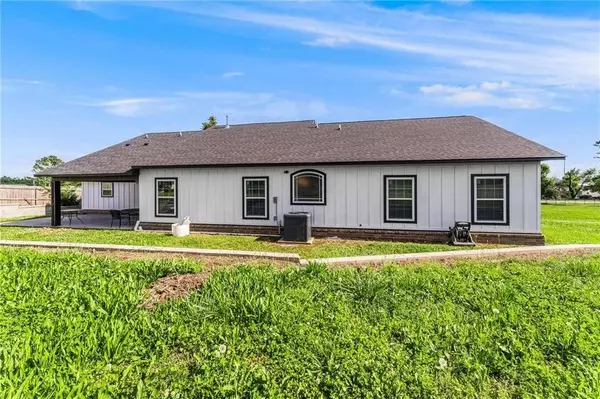 1209 W Olive St, Rogers, AR 72756