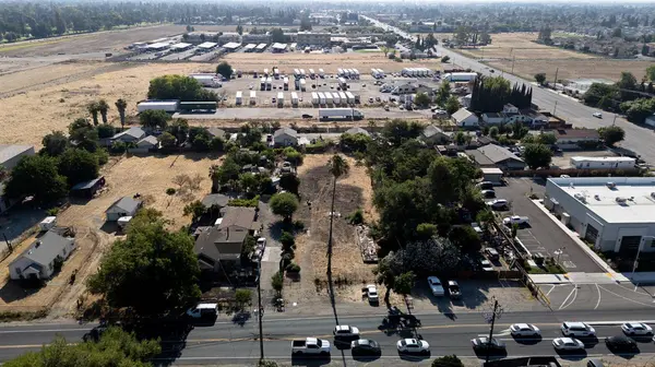 154 N Airport WAY, Manteca, CA 95337