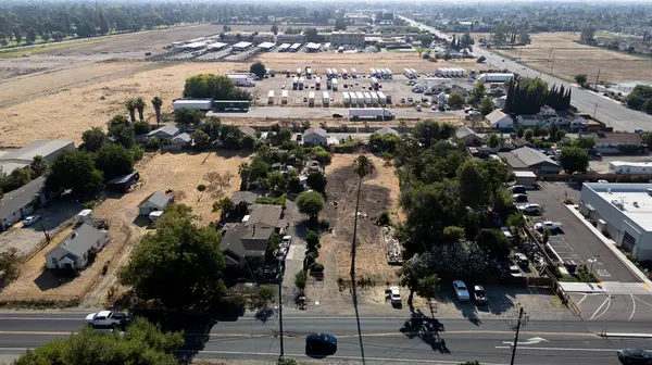 154 N Airport WAY, Manteca, CA 95337