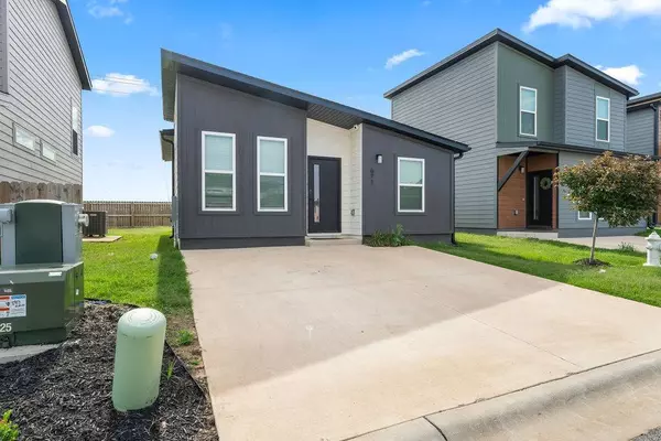 671 St Charles Pl, Bentonville, AR 72713