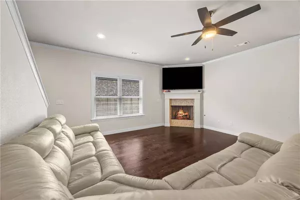 1318 Park St, Lowell, AR 72745