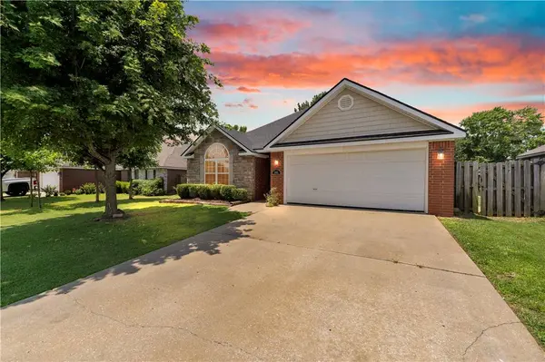 3002 Arkansas St, Rogers, AR 72758