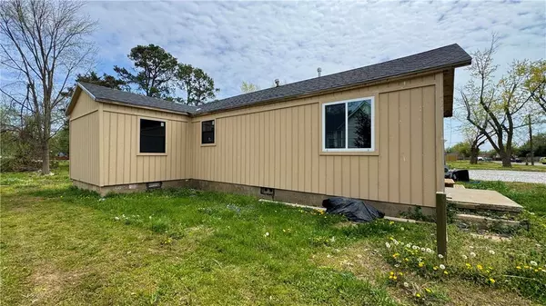 1021 S B St, Rogers, AR 72756