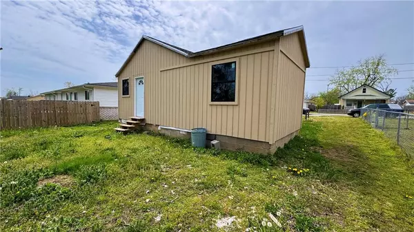 1021 S B St, Rogers, AR 72756