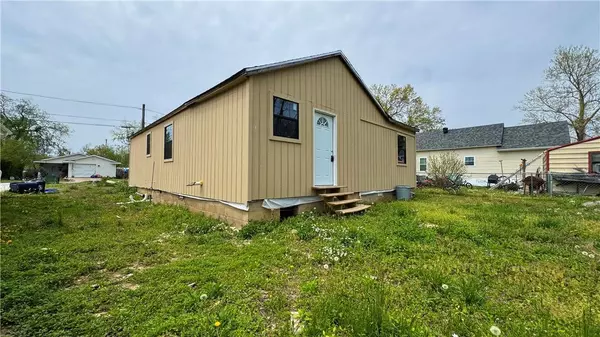 1021 S B St, Rogers, AR 72756