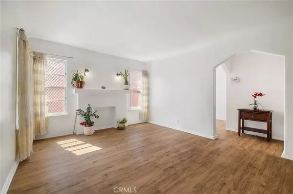 5951 S Van Ness, Los Angeles, CA 90047