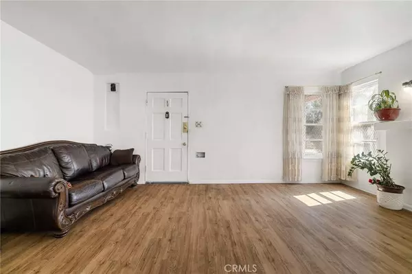 5951 S Van Ness, Los Angeles, CA 90047