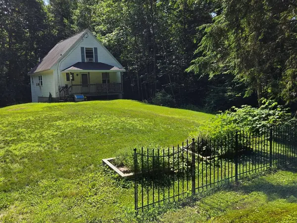38 Lantern LN, Windham, ME 04062