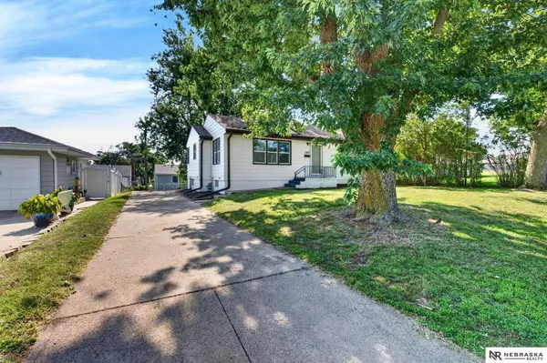 5305 N 45th ST, Omaha, NE 68104