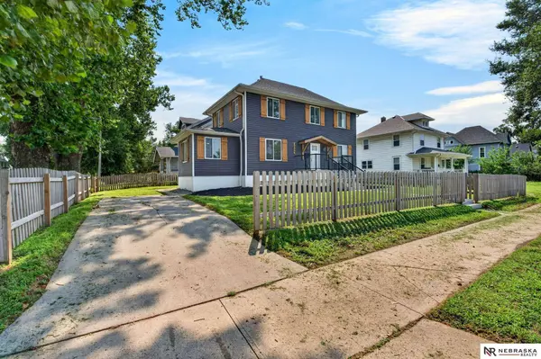2003 Pinkney ST, Omaha, NE 68110
