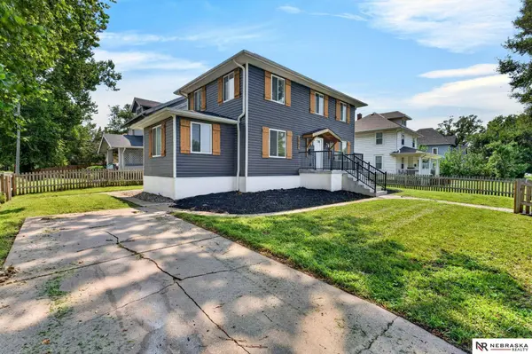 2003 Pinkney ST, Omaha, NE 68110