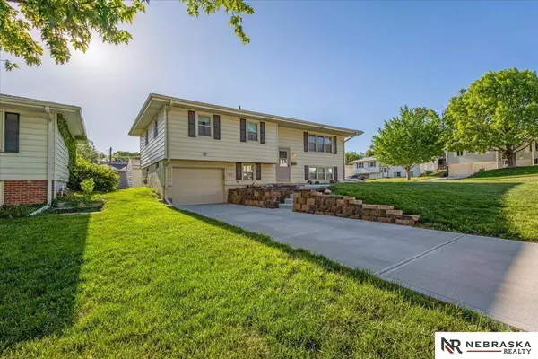 5077 S 87th Street, Omaha, NE 68127