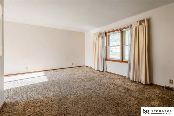 5077 S 87th Street, Omaha, NE 68127