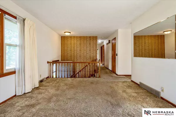 5077 S 87th Street, Omaha, NE 68127