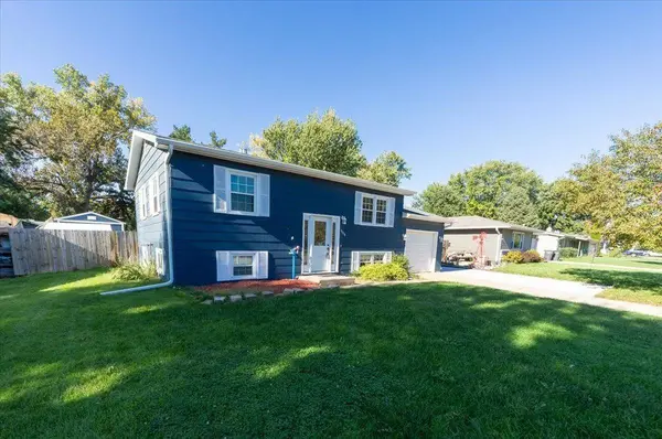 909 Brentwood Ave, Hastings, NE 68901