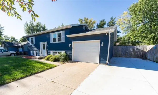 909 Brentwood Ave, Hastings, NE 68901