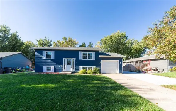 909 Brentwood Ave, Hastings, NE 68901