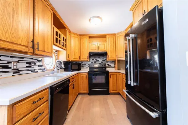 909 Brentwood Ave, Hastings, NE 68901